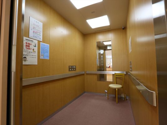 清潔なエレベーター室内