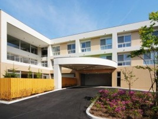 明るい建物外観  