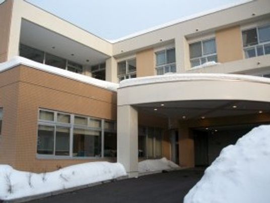 雪のある建物外観  