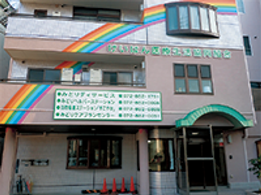 虹の描かれた建物外観