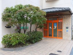 オレンジの入り口と緑