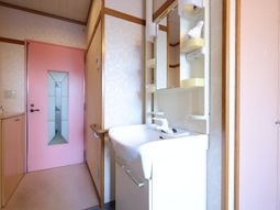 洗面台と鏡のある空間