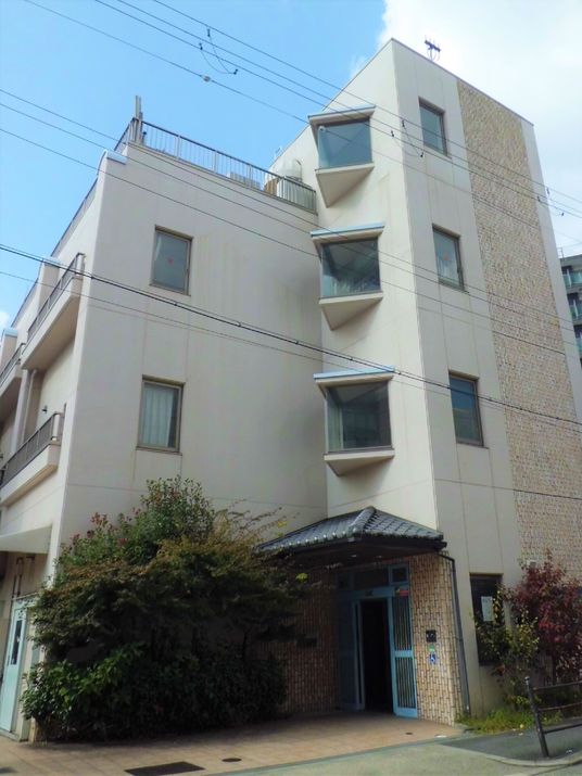 都会の多階建て建物