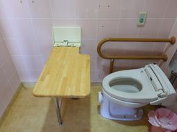 トイレと手すり付きテーブル