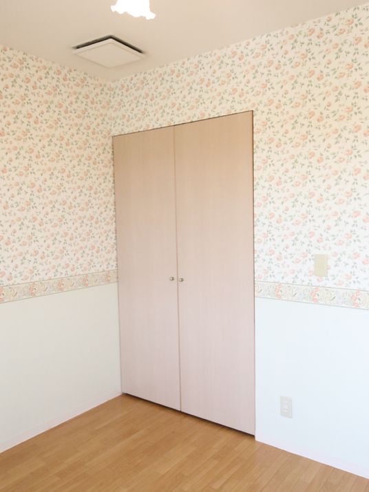 壁紙と床材の寝室