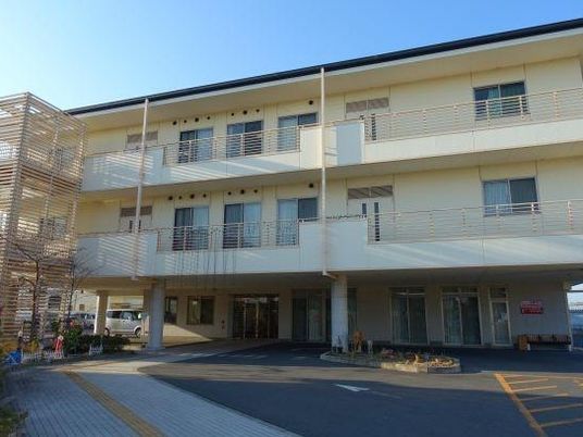 三階建ての外観  