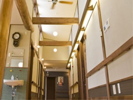 明るく清潔な廊下