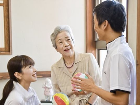 笑顔の利用者とスタッフ