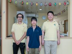 笑顔のスタッフ三人立ち姿