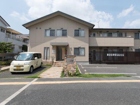 明るい日中の施設外観