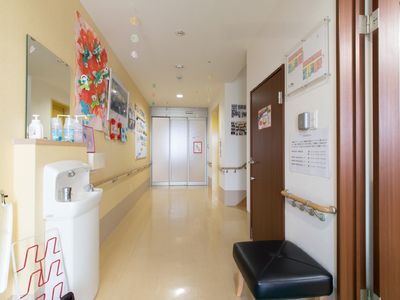 明るい廊下と掲示物