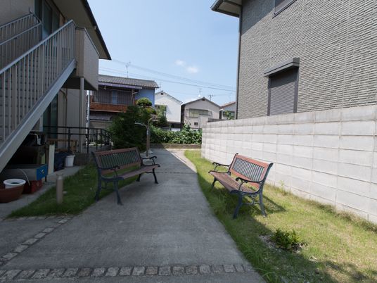中庭のベンチ景色