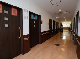 廊下と人物の様子