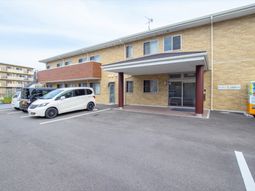 明るい建物のエントランス