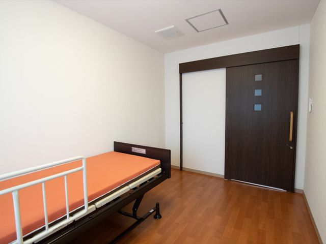 広々とした居室 居室 機能的なベッドと床のフラットな居室で、日常の快適さを支えます。個々のニーズに合わせたレイアウトが可能です。