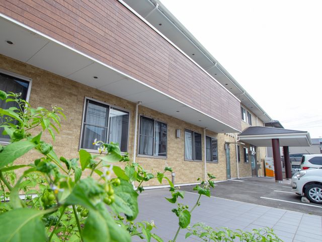 清潔感のある建物の外観 外観 新しい外壁と落ち着いた色合いの建物が清潔感を与え、訪れる方々を暖かく迎えます。