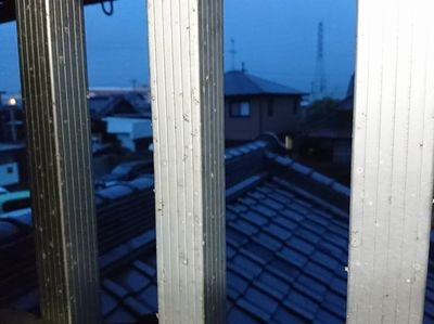 雨粒がついた窓ガラス