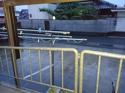 外にある手すり付き通路