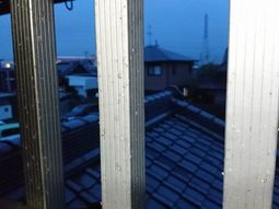 夕暮れ時の窓越しの景色