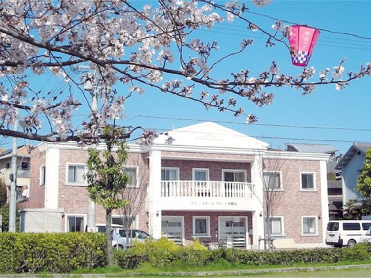 桜が彩る外観  