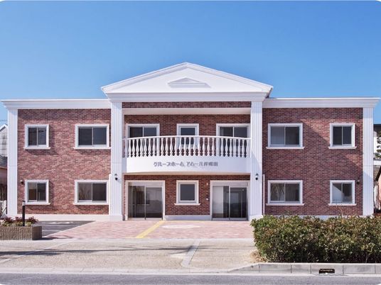 赤レンガ調の建物外観  