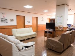 ソファのある居心地の良いラウンジ