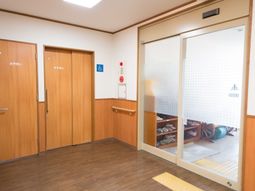 清潔な廊下と多目的室の入口
