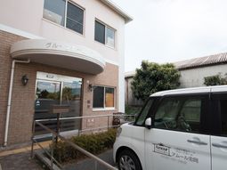 入り口と車両の景観