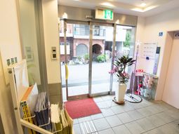 エントランスの自動ドアと花