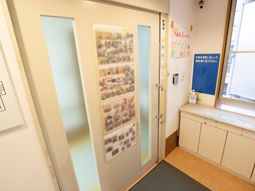 エントランスに掲示物と手洗い場