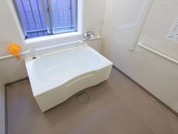 バリアフリー設計の浴室