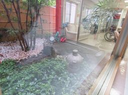 緑豊かな中庭風景