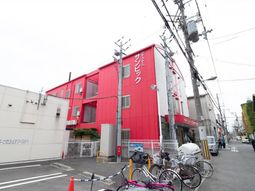 赤い外壁の建物外観