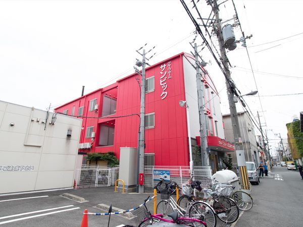 赤い外壁の建物外観