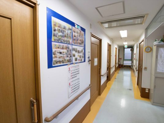 廊下の掲示物と時計