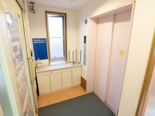 エレベーター前の廊下