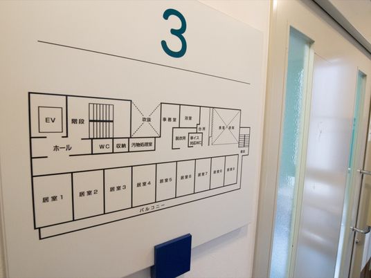 案内図が展示された廊下