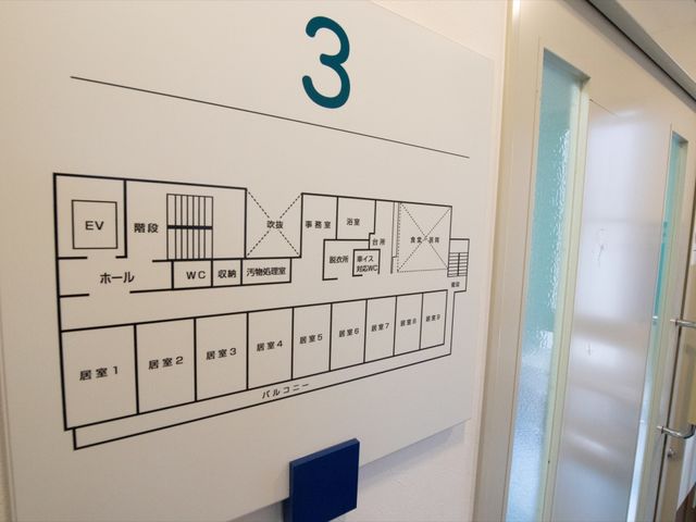 案内図が展示された廊下 案内図 見やすい案内図が壁に設置されており、建物内のすべての部屋へのアクセスが明確にされています。