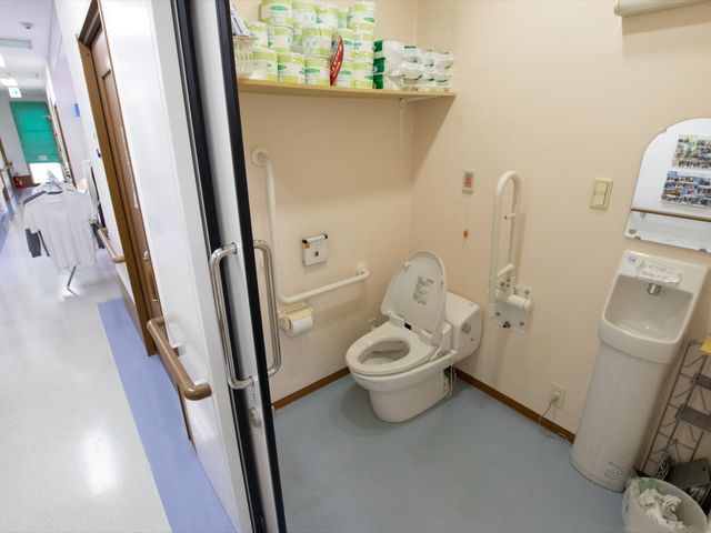 バリアフリートイレ トイレ 手すり付きで安心のトイレ空間です。清潔感があり、快適にお使いいただける設計になっています。