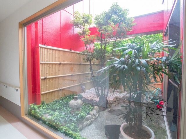 緑豊かな中庭の景色 庭 自然光が差し込む安らぎの空間です。どのお部屋からも眺めることができる中庭は、四季を感じることのできる癒しの場所となっています。