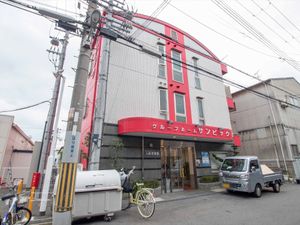 赤いアクセントの建物外観