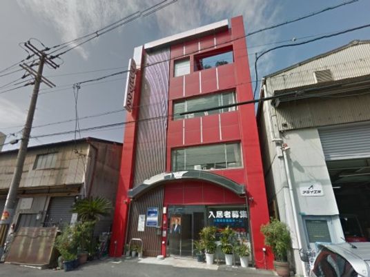 赤い建物の外観