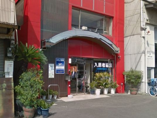 赤い外壁の建物エントランス