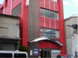 赤色の建物の外観