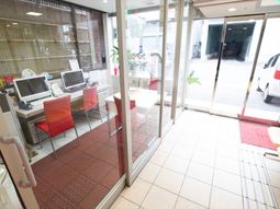 明るいエントランスの様子