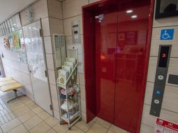 エレベーターと掲示物