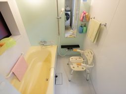 手すり付きユニットバス