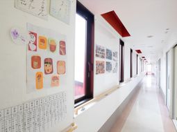 廊下に掲示物と窓