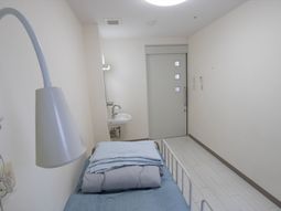 清潔な居室のベッドと洗面所