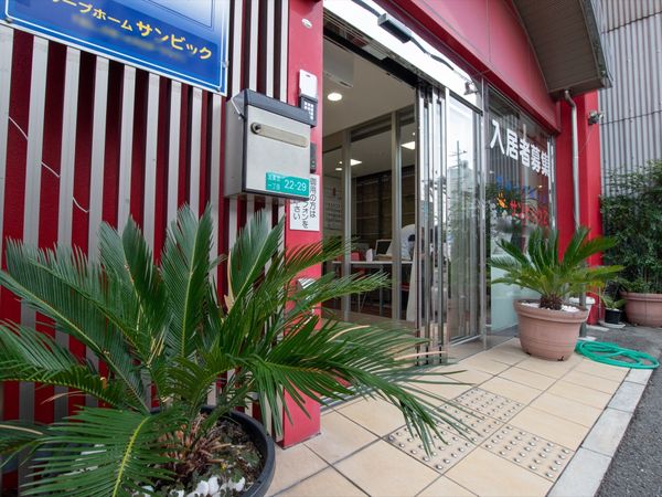 赤いストライプのエントランス